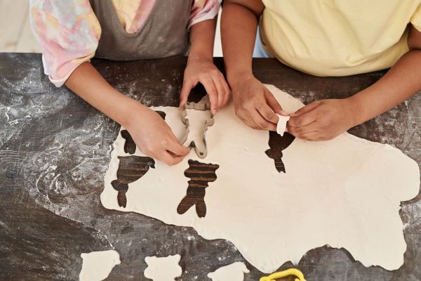 Atelier de pâtisserie ludique pour enfants : recettes faciles et conseils astucieux pour un délicieux moment !